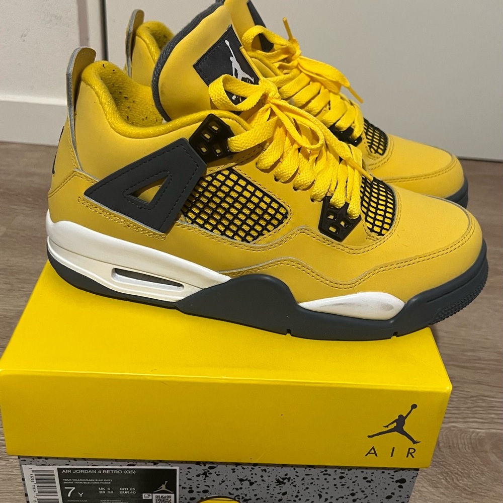 Air Jordan Retro 4 lightning